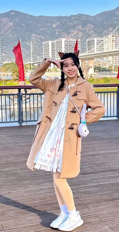 她