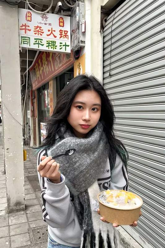 她