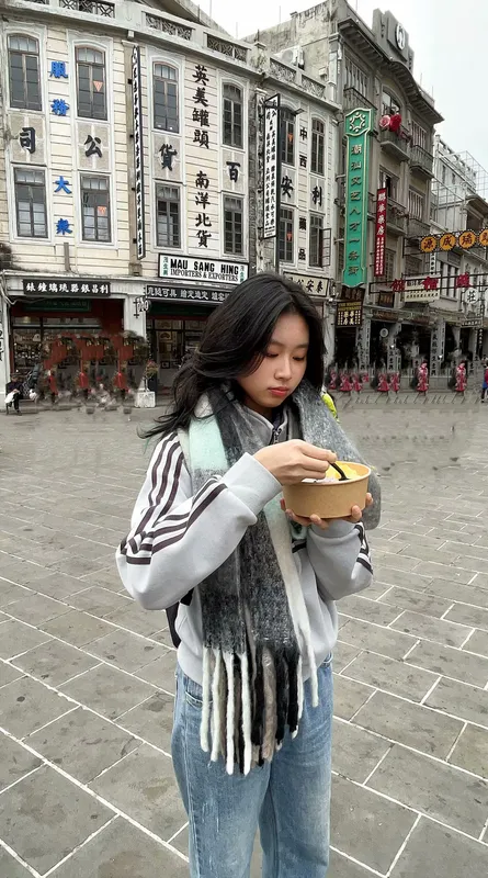 她