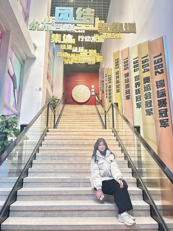 她