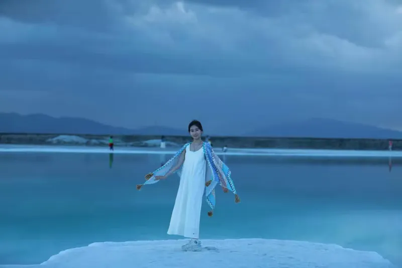 她