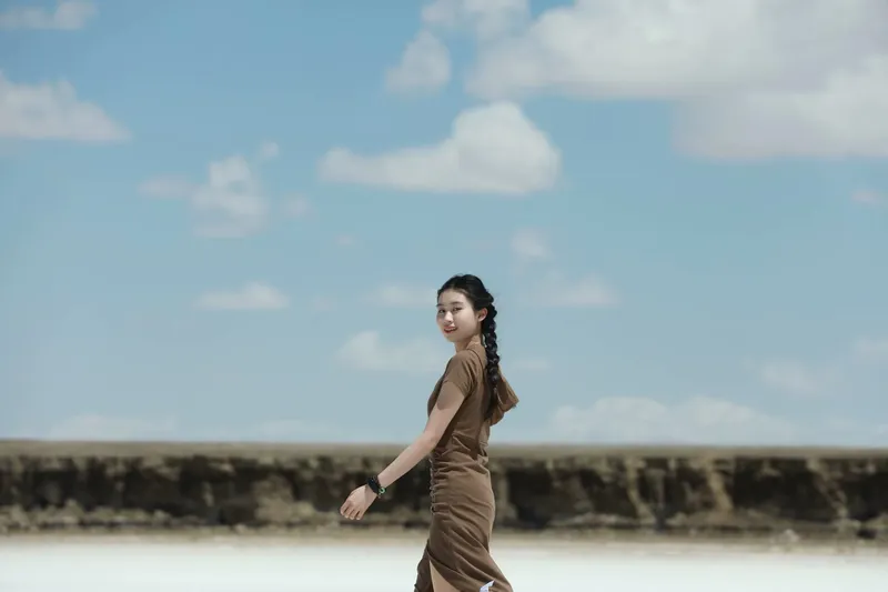 她