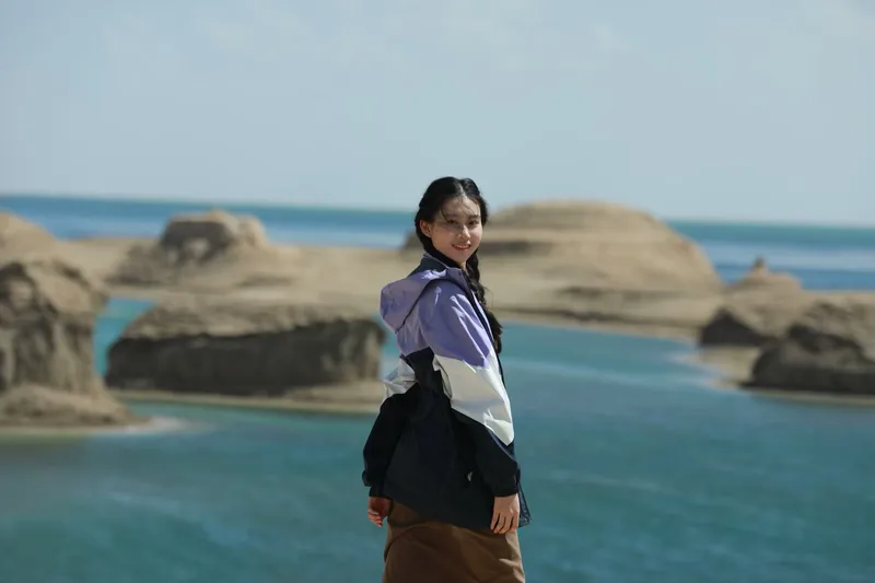 她