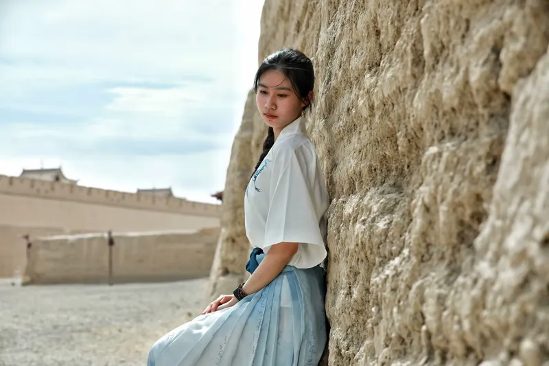 她