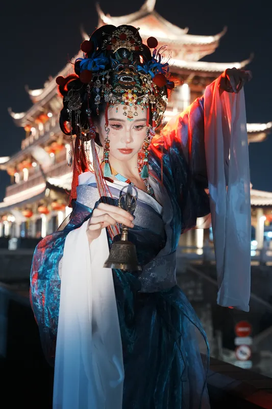 她