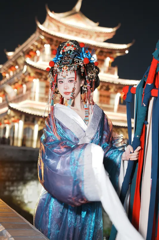 她