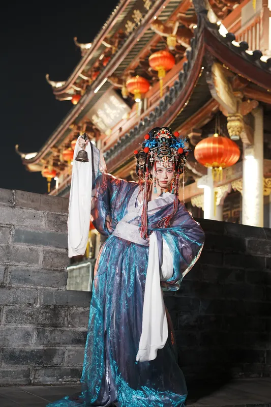 她
