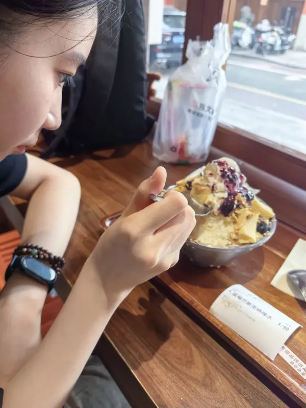 她